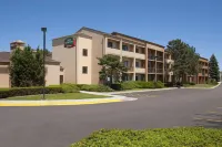 Courtyard Chicago Glenview/Northbrook Отели рядом с достопримечательностью «Басс Форест-Север»