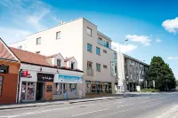 Hotel Deluxe with Free Wellness and Fitness Centrum Hotel berhampiran Biskupska banka.