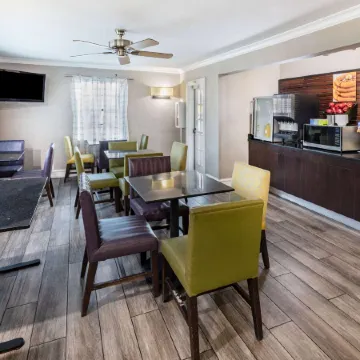 La Quinta Inn by Wyndham Laredo I-35