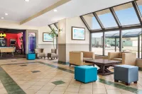 Ramada by Wyndham Niagara Falls Near the Falls
