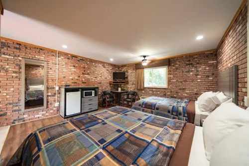 Fellows Creek Lodge Hotels in Canton