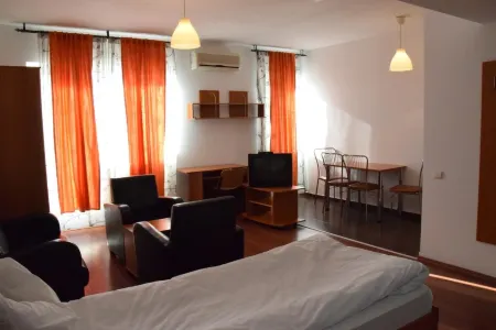 West Gate Studios Отели в г. Chiajna