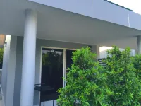 Valee Home & Food Hotel dekat Wat Khlong Mai