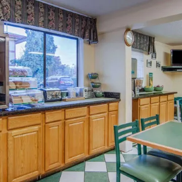 Quality Inn & Suites Medford Airport