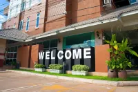Century Grand Hotel Hotel dekat Wat PA Sisi Manotham