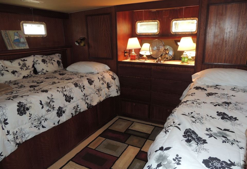 a small room with two twin beds , one on the left side and the other on the right side of the room at Cookie B