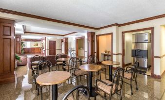 Econo Lodge at Six Flags - Housity