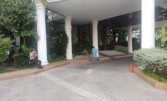 1. Hotel Ki..