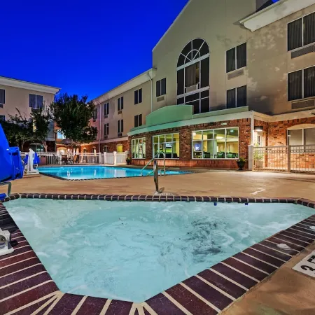 Holiday Inn Express & Suites EAGLE PASS by IHG