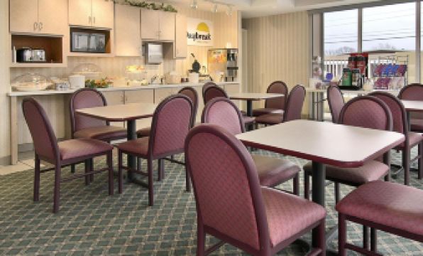 Days Inn & Suites by Wyndham Ridgeland