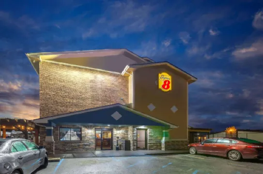 Super 8 by Wyndham Roseville/Detroit Area