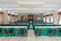 RedDoorz Plus at Grand Yustik Sukabumi Các khách sạn ở Kadudampit