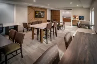 Holiday Inn Express & Suites CHARLESTON-KANAWHA CITY by IHG - Parking