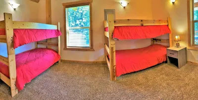 The Hideaway Hostel Near Yellowstone Отели в г. Айленд Парк