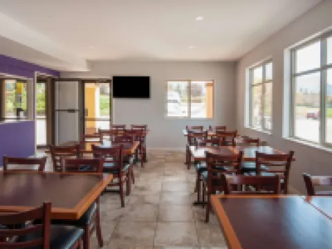 Super 8 by Wyndham Salmon Arm Hotels in Salmon Arm