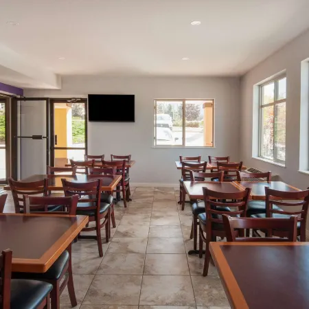 Super 8 by Wyndham Salmon Arm