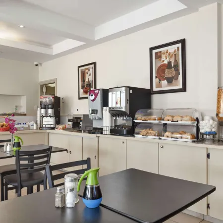 Days Inn by Wyndham Montreal East Отели рядом с достопримечательностью «Улица Шербрук»