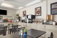 Days Inn by Wyndham Montreal East Hotel a Lachenaie