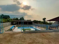 Gadjah Mada Hall Cafe & Penginapan Hostel فنادق في Pacet