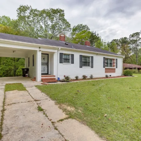 Cozy Tuskegee Home - 20 Mi to Auburn University!