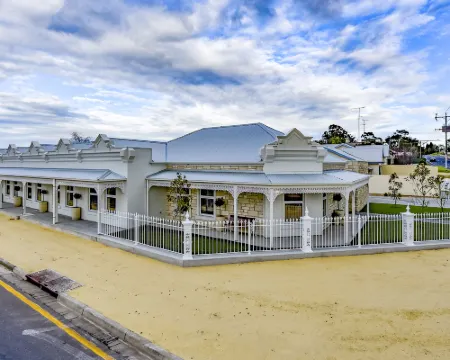 Aloha Central Luxury Accommodation Hotels in Naracoorte