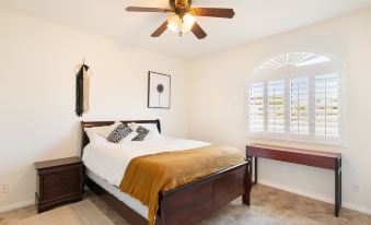 Hillside Desert House - Hot Tub, Fire Pit and BBQ! 3 Bedroom Home by RedAwning