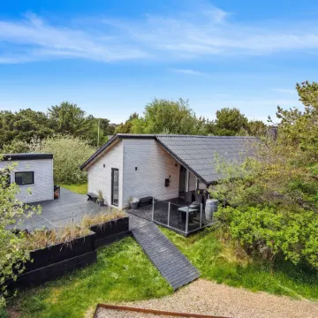 "Julie" - 1.5km from the Sea