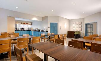 Country Inn & Suites by Radisson Albertville near Outlet Mall - Housity