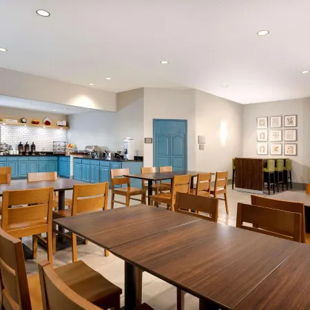 Country Inn & Suites by Radisson Albertville Near Outlet Mall