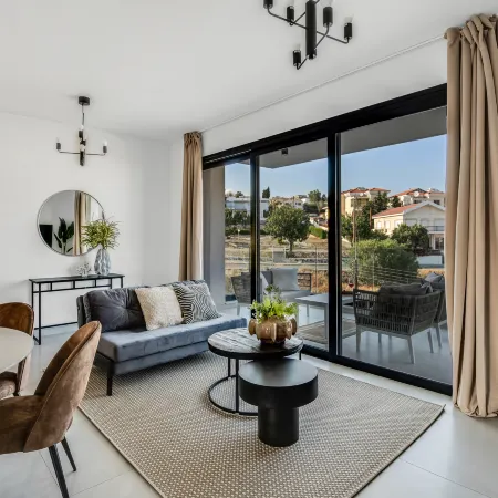Sanders Elgio - Precious 3-Bdr Apt with Balcony