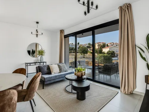 Sanders Elgio - Precious 3-Bdr Apt with Balcony - Apartment