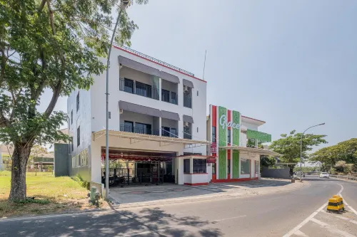 RedDoorz Plus @ Grace Residence Surabaya Các khách sạn ở Sambikerep