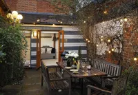 Dolls House - Luxury Townhouse - from 400 Per Night