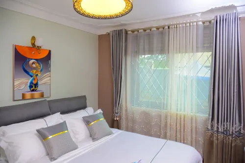 1 Bedroom Suite in 3 Bedroom Apartment - Mountain view