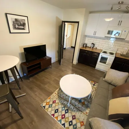 Lovely 1 Bedroom Condo/ Free Parking and Balcony