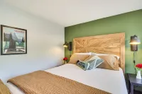 20 Mi to Glacier Natl Park Pet-Friendly Cabin Hotels in Columbia Falls
