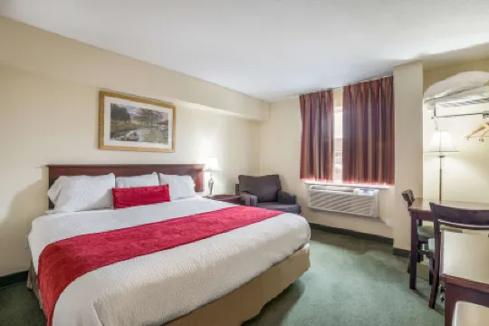 Knights Inn Orillia Отели рядом с достопримечательностью «Парк Каучичинг Бич»