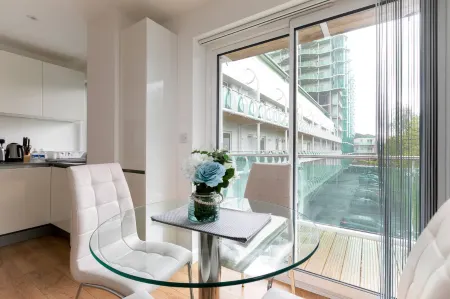 Skyvillion - 1Bed Enfield Flat W/Balcony+Parking