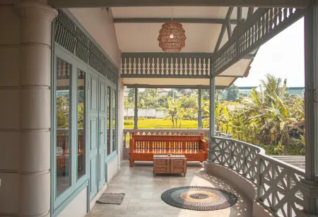 Villa Holy - Travelholic in Behind Nature Отели рядом с достопримечательностью «Taman Wisata Matahari»