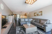 Huswell - Bright Apartment with Parking Near the Beach