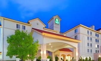 La Quinta Inn & Suites by Wyndham DFW Airport South / Irving