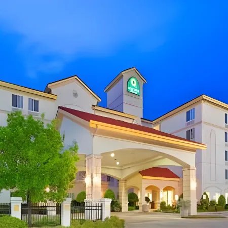 La Quinta Inn & Suites by Wyndham DFW Airport South / Irving