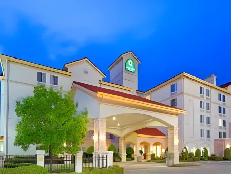 La Quinta Inn & Suites by Wyndham DFW Airport South / Irving