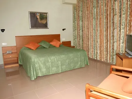 Hotel Fonda Neus Отели в г. Сан-Кинти-де-Медиона