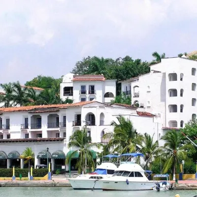 Hotel Marina Resort & Beach Club Hotels near Playa Santa Cruz