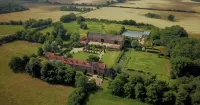 Lavish Tudor Hall Gardens - Sleeps 14 Hotels in 