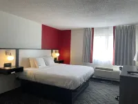 Ramada by Wyndham Waupaca Hotel di Royalton