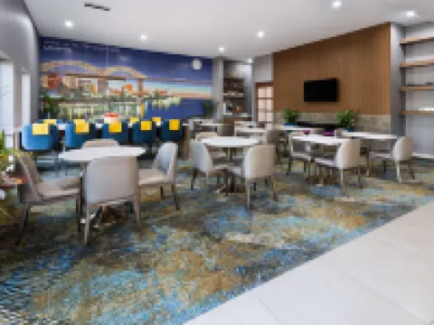 La Quinta Inn & Suites by Wyndham Memphis I-240 メンフィスのホテル