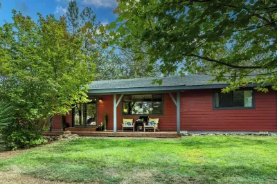 Quiet River Bend Cabin by AvantStay 35 Mins to Mt Bachelor 10 Mins to Town Centre Hot Tub