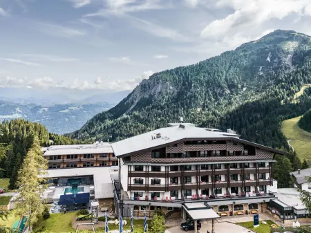 Falkensteiner Family Hotel Sonnenalpe Отели рядом с достопримечательностью «Растплац ам Вульфениявандервег»